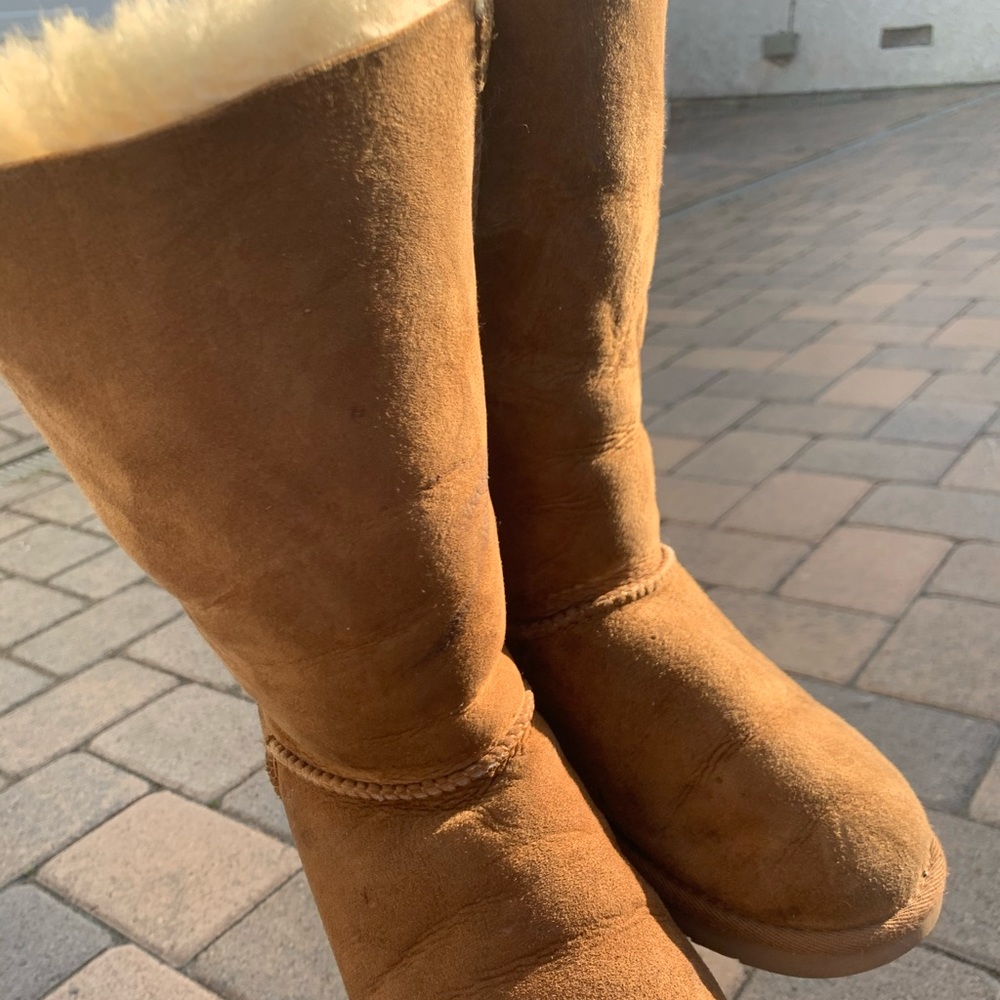 #17 UGGS SIZE 3